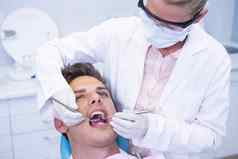 牙医检查男人。口医疗诊所