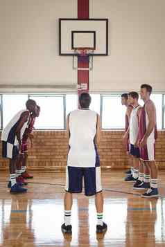 篮球球员点球拍摄玩篮球