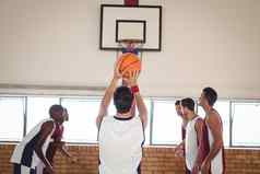 篮球球员点球拍摄玩篮球