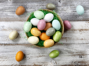 快乐复活节概念篮子填满色彩斑斓的鸡蛋一<strong>点点</strong>