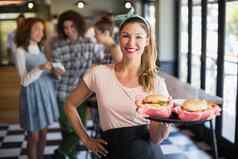 微笑年轻的女服务员服务汉堡餐厅