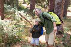 父亲儿子享受自然徒步旅行森林