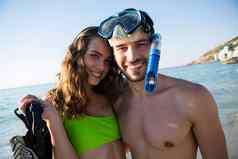 肖像微笑年轻的夫妇潜水面具海滩