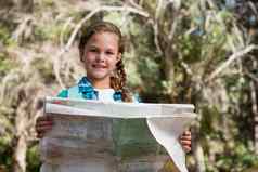 女孩阅读地图森林