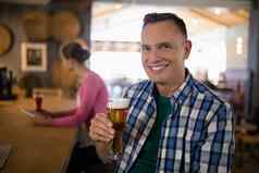 肖像微笑男人。玻璃啤酒酒吧计数器