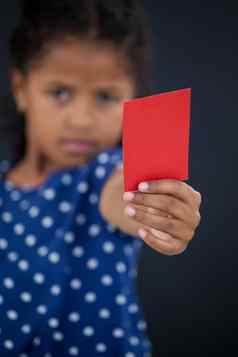 肖像女孩显示空白红色的卡