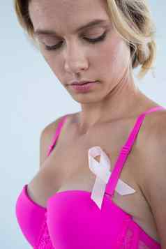 年轻的女人粉红色的好乳房癌症意识丝带