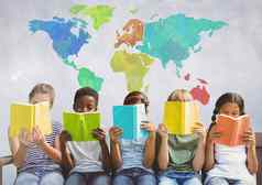 集团孩子们坐着阅读前面色彩斑斓的世界地图