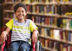 禁用男孩轮椅学校图书馆