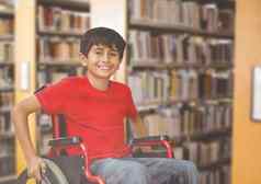 禁用男孩轮椅学校图书馆