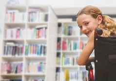 禁用女孩轮椅学校图书馆