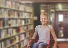 禁用女孩轮椅学校图书馆