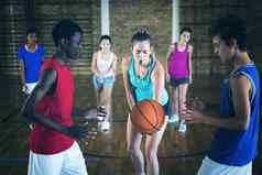 高学校孩子们开始玩篮球