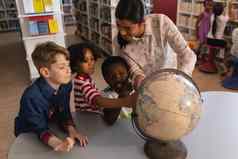 女老师教学孩子们全球表格学校图书馆