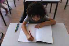 小学生写作笔记本桌子上教室