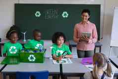 学生们研究绿色能源回收桌子上教室