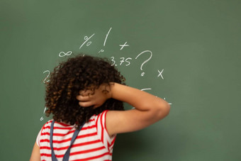 女学生解决数学公式绿色董事会教室