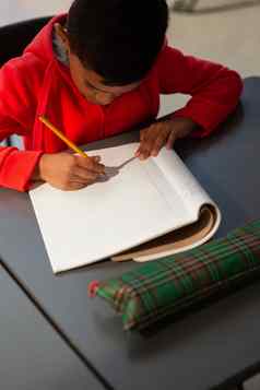 小学生写作笔记本桌子上教室
