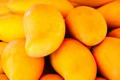 新鲜的黄色的芒果热带水果背景
