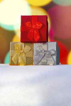 色彩鲜艳的礼物盒子礼物雪散景背景垂直视图