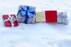 色彩鲜艳的礼物盒子礼物雪