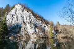 徒步旅行春天美丽的多瑙河谷