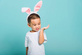 孩子男孩微笑喜气洋洋的穿兔子耳朵