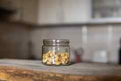腰果坚果Jar站白色古董表格厨房背景腰果螺母健康的素食者蛋白质有营养的食物