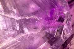 明亮的紫色的紫水晶水晶关闭