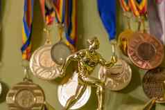 黄金奖杯象征着运动员运行奖牌背景布加勒斯特罗马尼亚