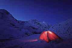 户外红色的野营帐篷瑞士雪山