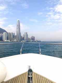 头白色游艇在香港香港建筑