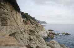 全景岩石海岸略雷特三月美丽的夏天一天科斯塔布拉瓦加泰罗尼亚西班牙海滨略雷特三月科斯塔布拉瓦西班牙岩石海岸略雷特三月