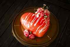 现代摩丝蛋糕心形状蛋糕装饰玫瑰概念婚礼情人节一天母亲的一天生日蛋糕