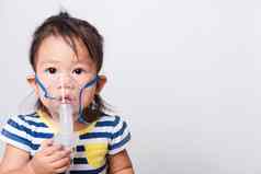 特写镜头亚洲脸婴儿女孩生病的蒸汽吸入