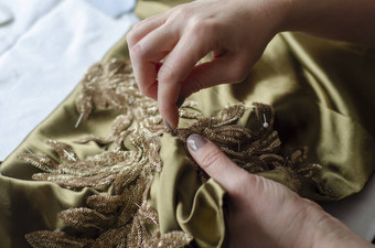 裁缝缝纫衣服