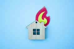 火房子保险抵押贷款概念小木房子