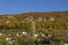 令人惊异的秋天视图快乐山森林落叶树住宅区漂亮的村日列比奇科布拉齐格的直辖市洛多佩山