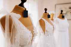 美丽的白色婚礼礼服挂模特