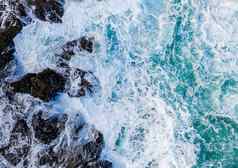 垂直前视图波崩溃岩石奥尔德海海滩考艾岛