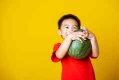 快乐肖像亚洲孩子孩子可爱的男孩有吸引力的微笑穿红色的t恤玩持有完整的西瓜减少