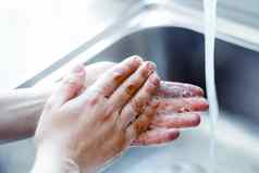 年轻的高加索人女人洗手肥皂冠状病毒流感大流行科维德保持手清洁重要的步骤避免生病的传播细菌检疫