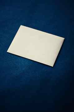 空白米色纸卡蓝色的背景业务奢侈品品牌身份模型