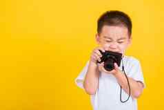 孩子男孩持有照片相机紧凑的采取图片