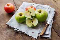 健康的零食背景红色的绿色苹果乡村木