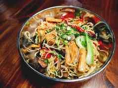 亚洲厨房面条搅拌炸蔬菜碗食物木表格