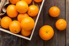 盒子完整的新鲜的橙子水果收获乡村木背景