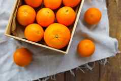 盒子完整的新鲜的橙子水果收获乡村木表格