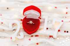 一年白色织物背景订婚钻石环红色的礼物盒子好情人节一天快乐一年卡片前视图平躺的地方文本