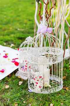 细节美丽的花拱婚礼仪式使你棒绣球花玫瑰装饰笼子里蜡烛地面婚礼集在户外公园